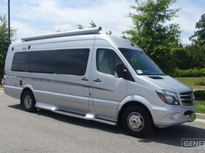 2014 WINNEBAGO 70X — front three-quarter view