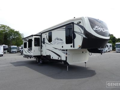 2016 HEARTLAND 3070RE — front three-quarter view