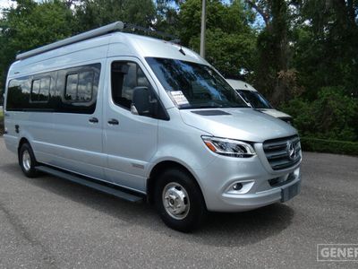 2020 WINNEBAGO 70KL — front three-quarter view