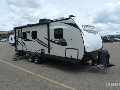 2016 CRUISER 225RBS — front three-quarter view