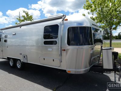 2023 AIRSTREAM 27FB FLYING CLO — front three-quarter view