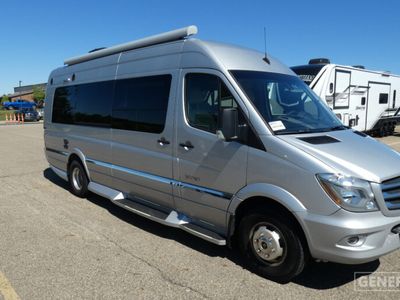 2018 WINNEBAGO 70X — front three-quarter view