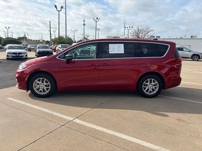 2024 Chrysler Pacifica — side profile view
