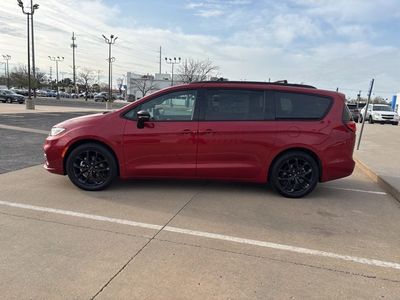 2025 Chrysler Pacifica — side profile view