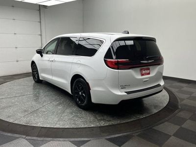 2025 Chrysler Pacifica — side profile view