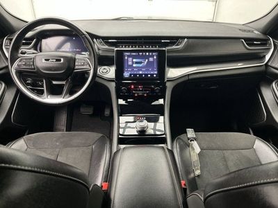 2022 Jeep Grand Cherokee — interior view