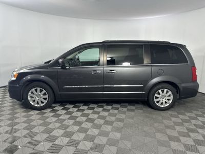 2016 Chrysler Town & Country — detail view