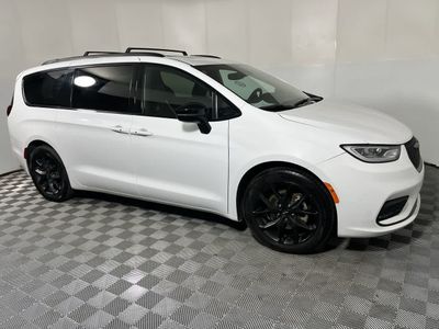 2025 Chrysler Pacifica — side profile view