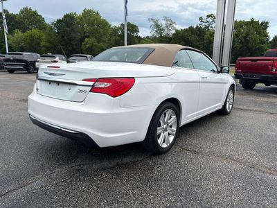 2012 Chrysler 200 — detail view