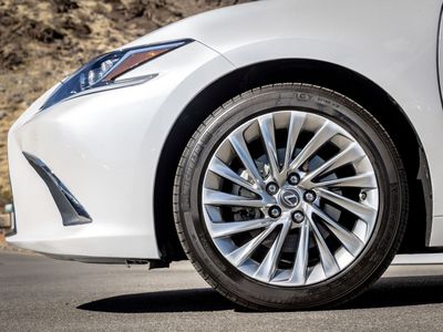2022 Lexus ES — detail view