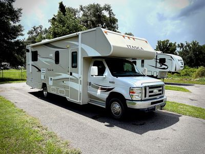 2015 Itasca Spirit — front three-quarter view