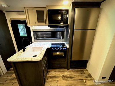 2025 Dutchmen Aspen Trail LE — engine compartment view