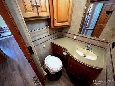2014 Winnebago Adventurer — photo 14 view