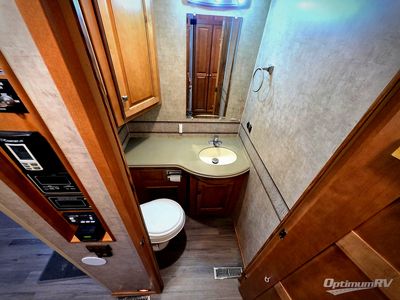 2014 Winnebago Adventurer — photo 13 view