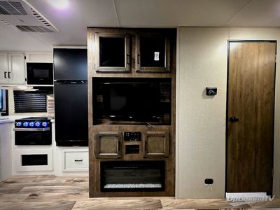 2021 Venture RV SportTrek — photo 11 view