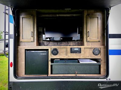 2021 Venture RV SportTrek — photo 18 view