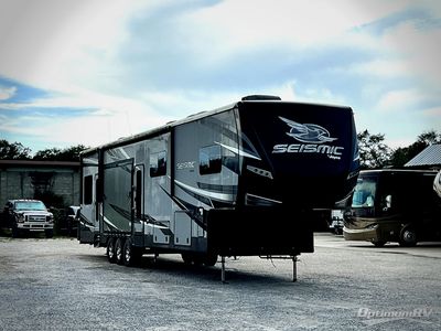 2018 Jayco Seismic — front three-quarter view