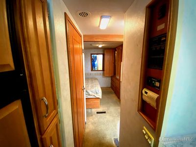 2006 Winnebago Voyage - Photo 21