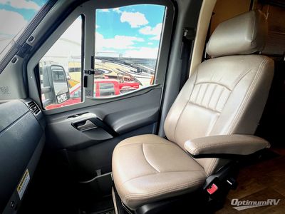 2018 Winnebago Navion - Photo 9