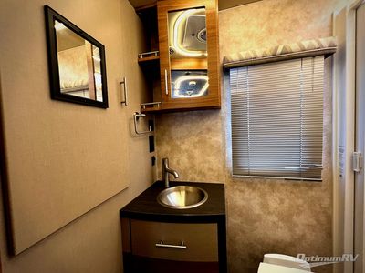 2018 Winnebago Navion - Photo 32