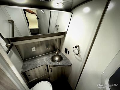 2022 Airstream International — photo 12 view
