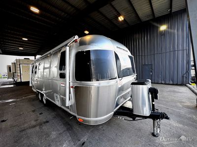 2022 Airstream International — front three-quarter view