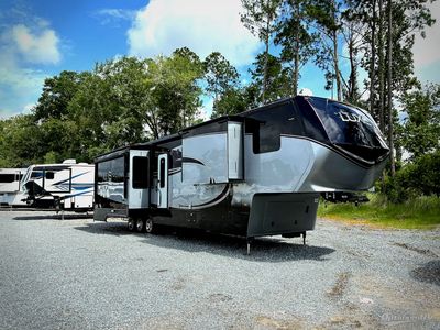 2018 Luxe Elite — front three-quarter view