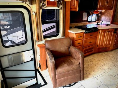 2011 Tiffin Allegro — photo 10 view
