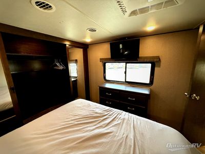 2020 Grand Design Solitude S-Class — photo 19 view