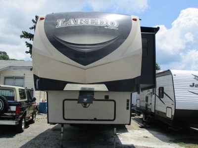 2018 Keystone Laredo Mid-Profile 342RD in BEIGE — front three-quarter view