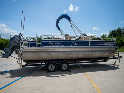 2017 Sun Tracker 22DLX Fishing Barge — interior view