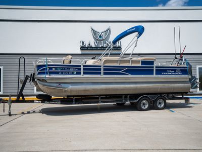 2017 Sun Tracker 22DLX Fishing Barge — detail view