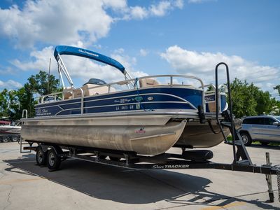 2017 Sun Tracker 22DLX Fishing Barge — engine compartment view
