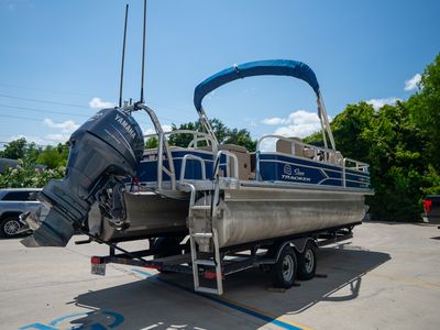2017 Sun Tracker 22DLX Fishing Barge — photo 7 view