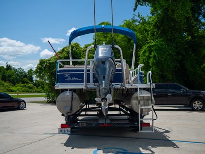 2017 Sun Tracker 22DLX Fishing Barge — photo 8 view