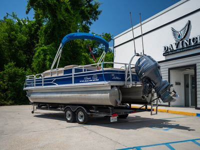 2017 Sun Tracker 22DLX Fishing Barge — photo 9 view