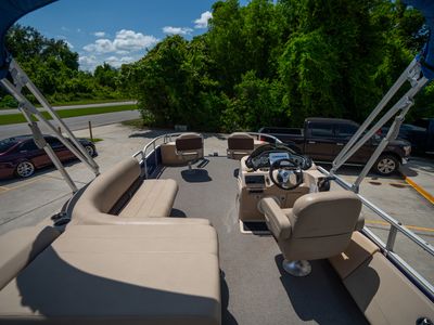 2017 Sun Tracker 22DLX Fishing Barge — photo 10 view