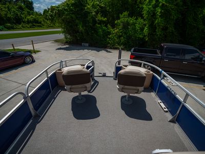 2017 Sun Tracker 22DLX Fishing Barge — photo 11 view
