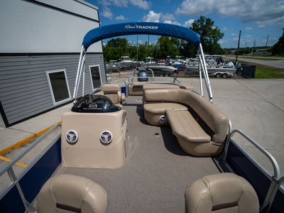 2017 Sun Tracker 22DLX Fishing Barge — photo 12 view