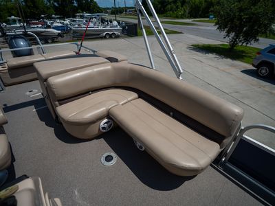 2017 Sun Tracker 22DLX Fishing Barge — photo 13 view