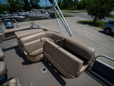 2017 Sun Tracker 22DLX Fishing Barge — photo 14 view