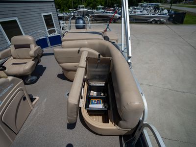 2017 Sun Tracker 22DLX Fishing Barge — photo 15 view