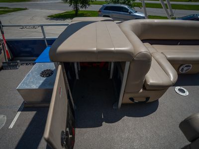 2017 Sun Tracker 22DLX Fishing Barge — photo 16 view