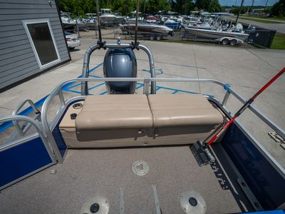 2017 Sun Tracker 22DLX Fishing Barge — photo 17 view