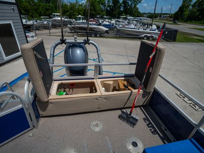 2017 Sun Tracker 22DLX Fishing Barge — photo 18 view