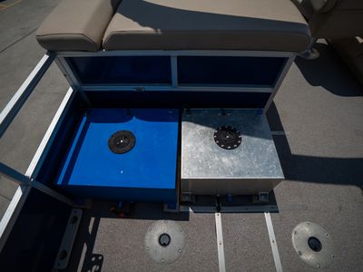 2017 Sun Tracker 22DLX Fishing Barge — photo 19 view