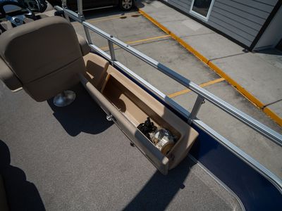 2017 Sun Tracker 22DLX Fishing Barge — photo 20 view