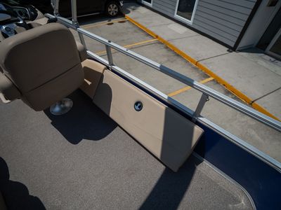 2017 Sun Tracker 22DLX Fishing Barge — photo 21 view