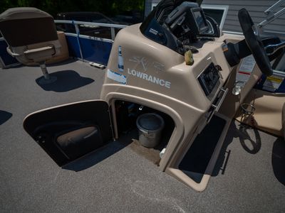 2017 Sun Tracker 22DLX Fishing Barge — photo 22 view