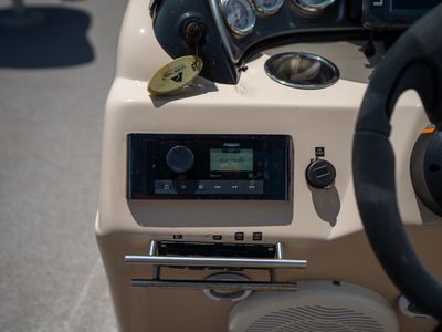 2017 Sun Tracker 22DLX Fishing Barge — photo 23 view